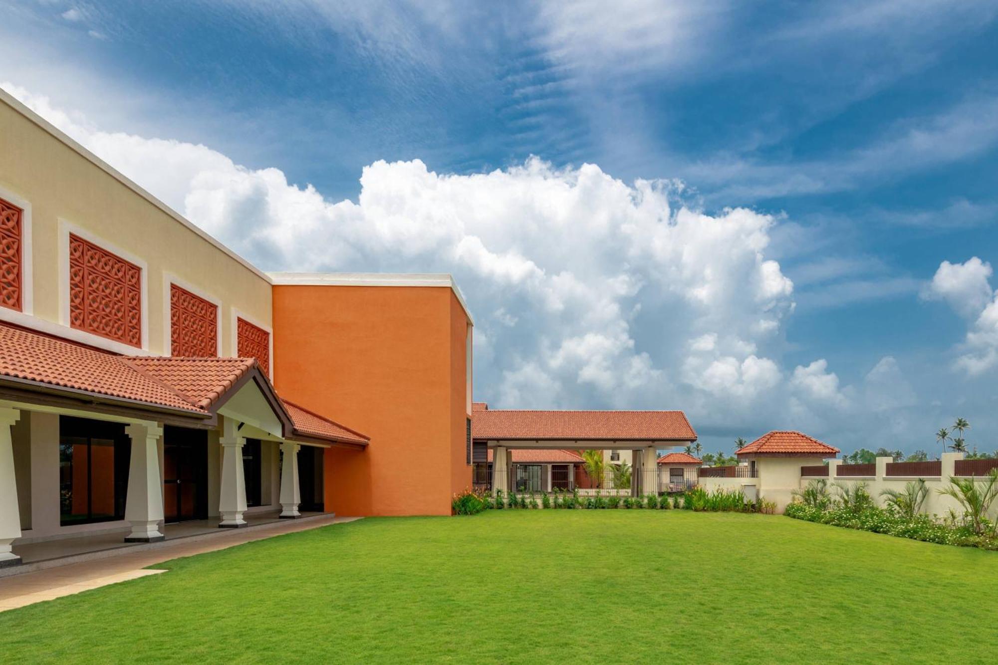 ホテル Fairfield By Marriott Goa ベナウリム エクステリア 写真